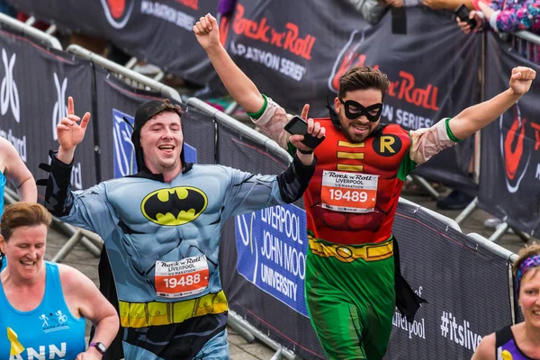 Batman ve Robin yarı maraton bitirme