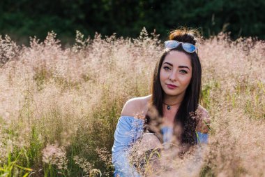 Güneş sırılsıklam alana oturan