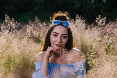 Yaz portre bir çayırda