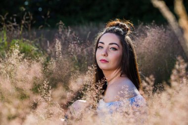 Portre bir çayırda