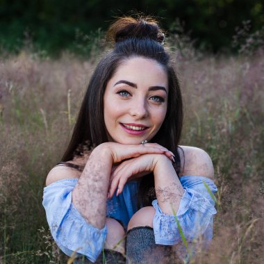 Alex kare kırpma bir çayırda