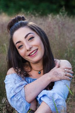 Alex onun kafa tilts