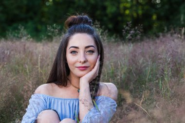 Onun yüzünü çukurluğu