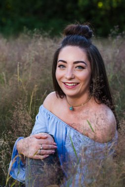 Onun diz üstünde el