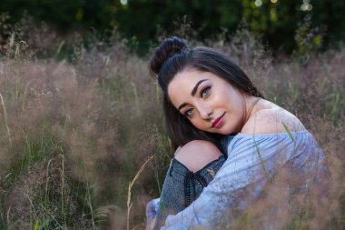 Dizlerinin eğilerek