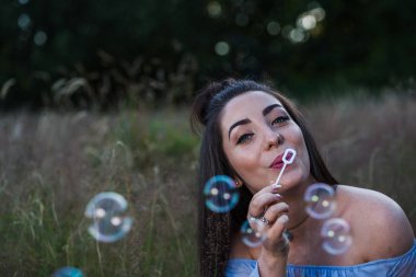 Baloncuklar bir çayırda üfleme