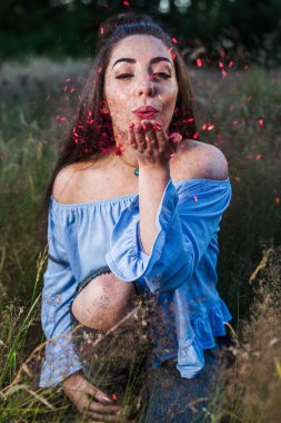 Çerçeve ile kırmızı tinsel doldurma