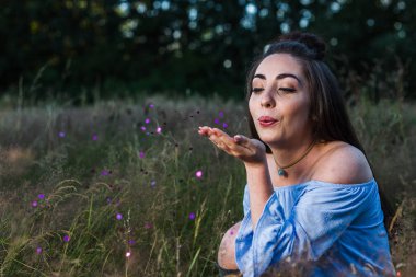 Uzakta kalplerini üfleme