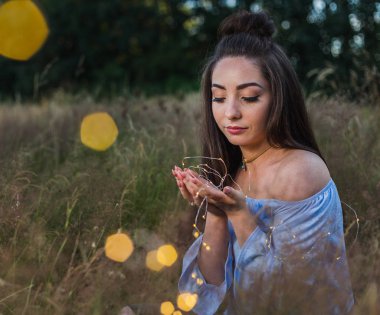 Işıklar içinde sarılmış