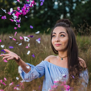 Gökten kelebekler izlerken