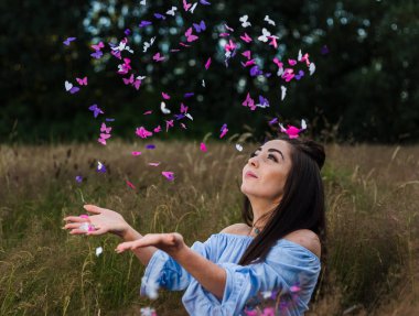 Kelebek konfeti yağmuru