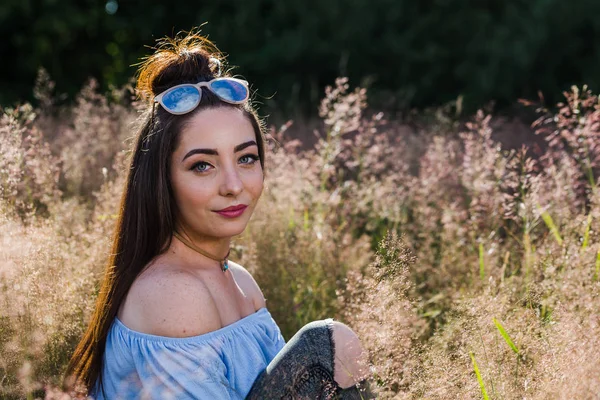 Güneşli bir çayırda rahatlatıcı