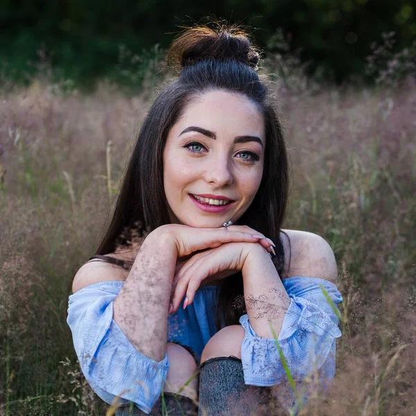 Alex kare kırpma bir çayırda