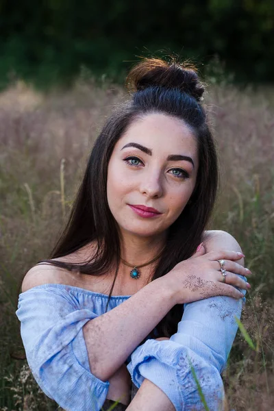 Sıkı portre bir çayırda