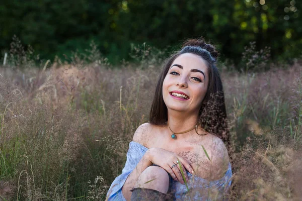 Çayırda kıkırdayarak