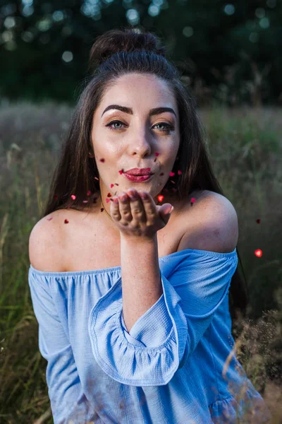 Sevgi kalpleri kameraya doğru üfleme