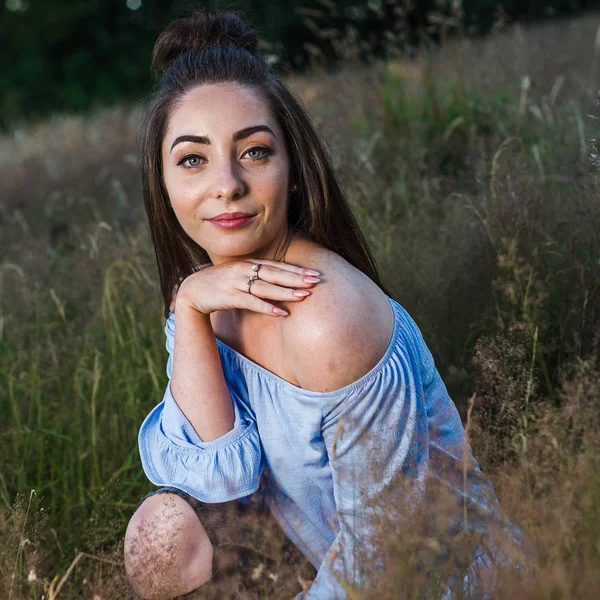 Bir çayırda başlıklı portre