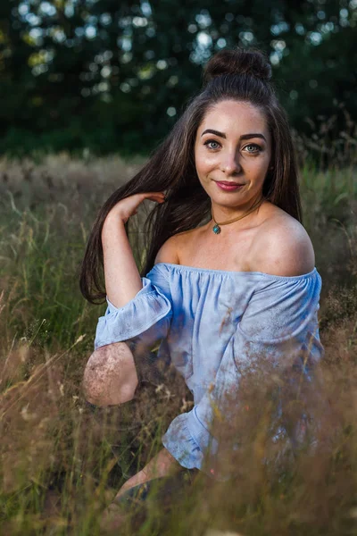 saçları ile oynamak