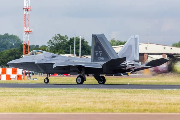 F-22 Raptor powers down the runway — Stock Photo, Image
