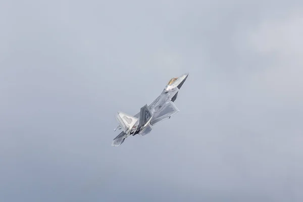 F-22 Raptor in the moody skies at RIAT17 — Stock Photo, Image