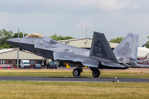 F-22 Raptor iniyor