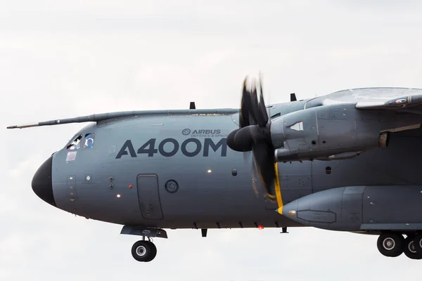 Fechar a aterragem no Atlas A400M — Fotografia de Stock