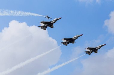 Thunderbirds peel away topraklara