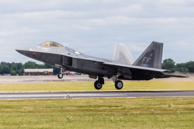 F-22 Raptor göklere alarak