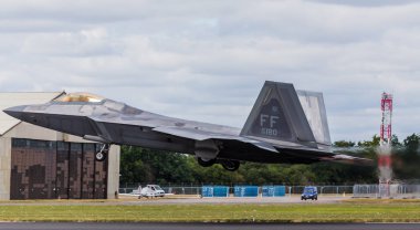 F-22 Raptor onun iniş takımı Kalkıştan sonra yükseltir.