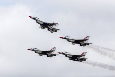 Thunderbird 1 oluşumu önden çeker