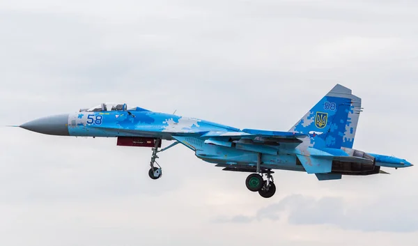 Fuerza Aérea Ucraniana Su-27 Flanker con su tren de aterrizaje hacia abajo — Foto de Stock