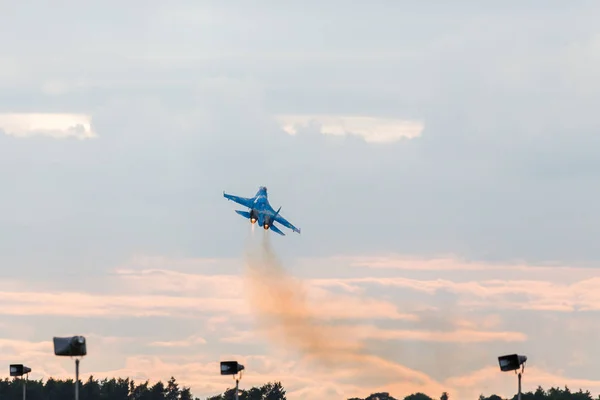 Ukrayna Hava Kuvvetleri Su-27 Flanker motorlarından duman — Stok fotoğraf