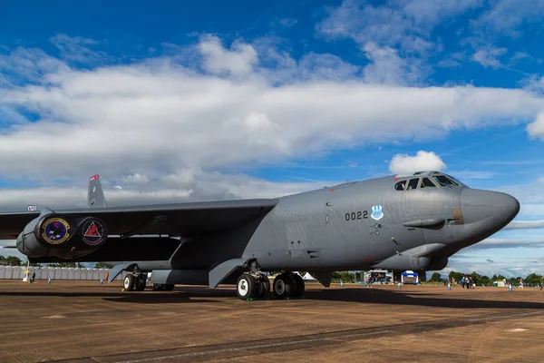 USAF B-52 Stratofortress mavi gökyüzü altında