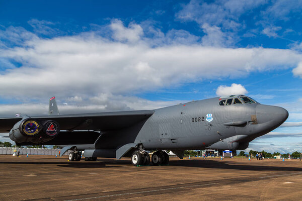 B-52 Stratofortress под голубым небом
