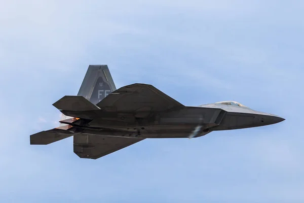 Fast pass by the USAF F-22 Raptor — Stock Photo, Image