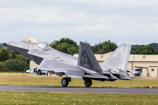 F-22 Raptor verlangsamt sich nach der Landung — Stockfoto