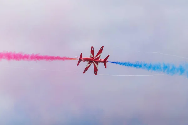 Red Arrows senkro çifti üzerinde çapraz — Stok fotoğraf