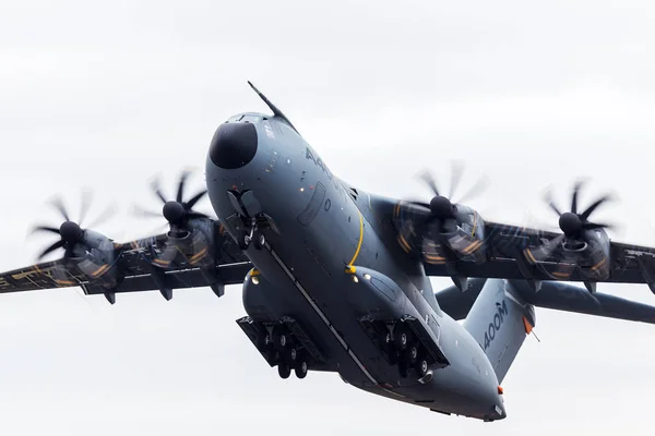 A400M Atlas vortices after takeoff — Stock Photo, Image