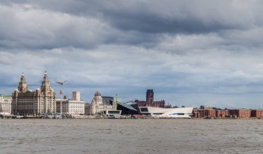 Liverpool waterfront fırtınalı gökyüzü altında