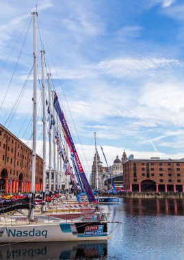 Clipper tekneler Liverpool waterfron önünde çerçeveyi doldurmak