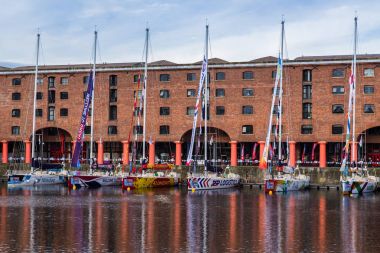 Altı Clipper tekneler yüzüne bir dock Liverpool