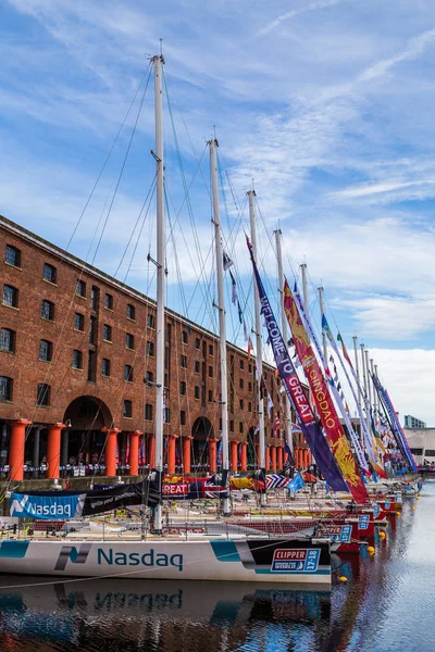 Liverpool'da bir mavi gökyüzü altında demirleyen clipper tekneler