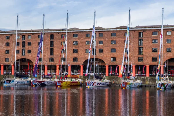 Altı Clipper tekneler yüzüne bir dock Liverpool