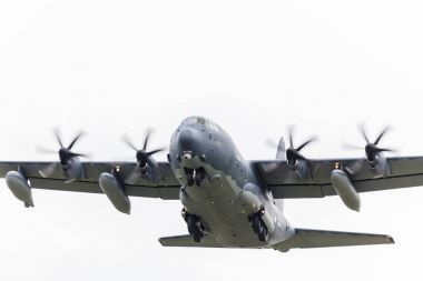 MC-130j komando II Herkül onun iniş takımı yükseltir