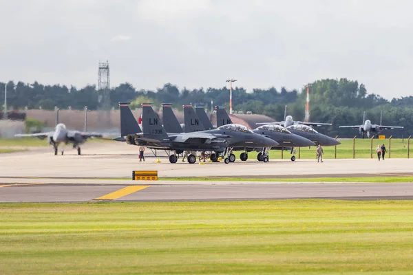 F-15e Streikadler werden vor dem Flug überprüft — Stockfoto