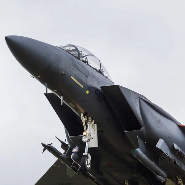 广场 F-15e 攻击鹰的作物 — 图库照片