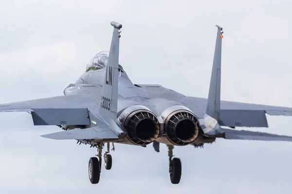 热烟雾从 F-15e 攻击鹰 — 图库照片