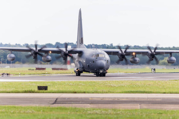 MC-130J Commando II покидает взлетно-посадочную полосу в Милденхолле
