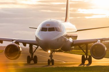 Kalkış için dışarı easyJet uçağı taksiler