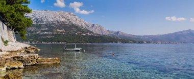 Korcula eski şehir etrafında sığ sularda